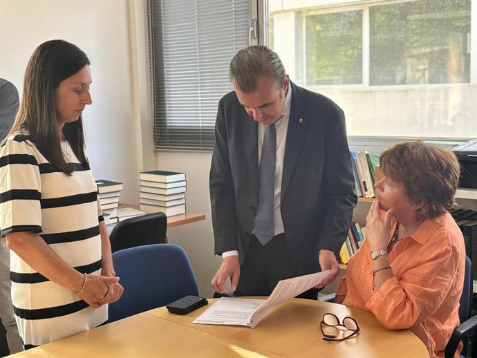 El conseller de Educación y Universidades, Antoni Vera, examina una de las Pruebas de Bachillerato de Acceso a la Universidad en la UIB.