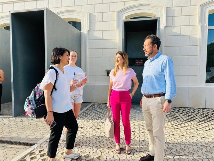 Los concejales de Educación y Talento Joven, Rosa María Medina y Antonio David Sánchez, respectivamente, en el Campus Universitario de Lorca durante el primer día de la PAU