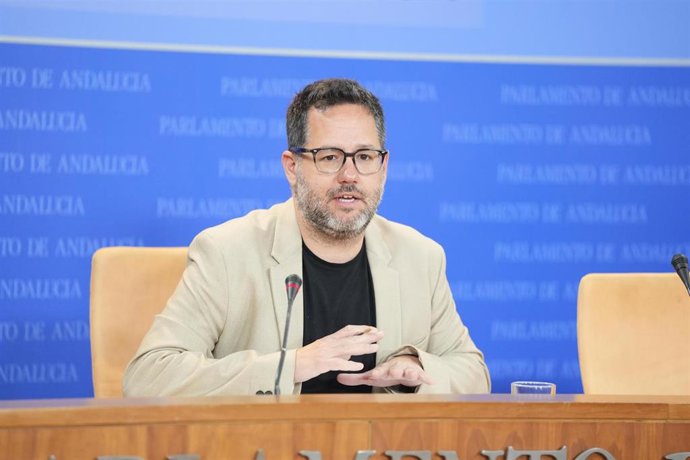 Archivo - El portavoz de Adelante Andalucía, José Ignacio García, en rueda de prensa en el Parlamento. (Foto de archivo).