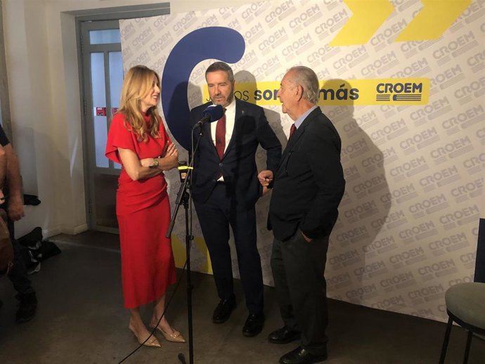El presidente de Croem, Miguel López Abad, en el centro de la imagen, junto a la consejera de Empresa, Empleo y Economía Social, Marisa López Aragón, y el presidente de la Asociación de Mutuas de Accidentes de Trabajo (AMAT), Juan Roca