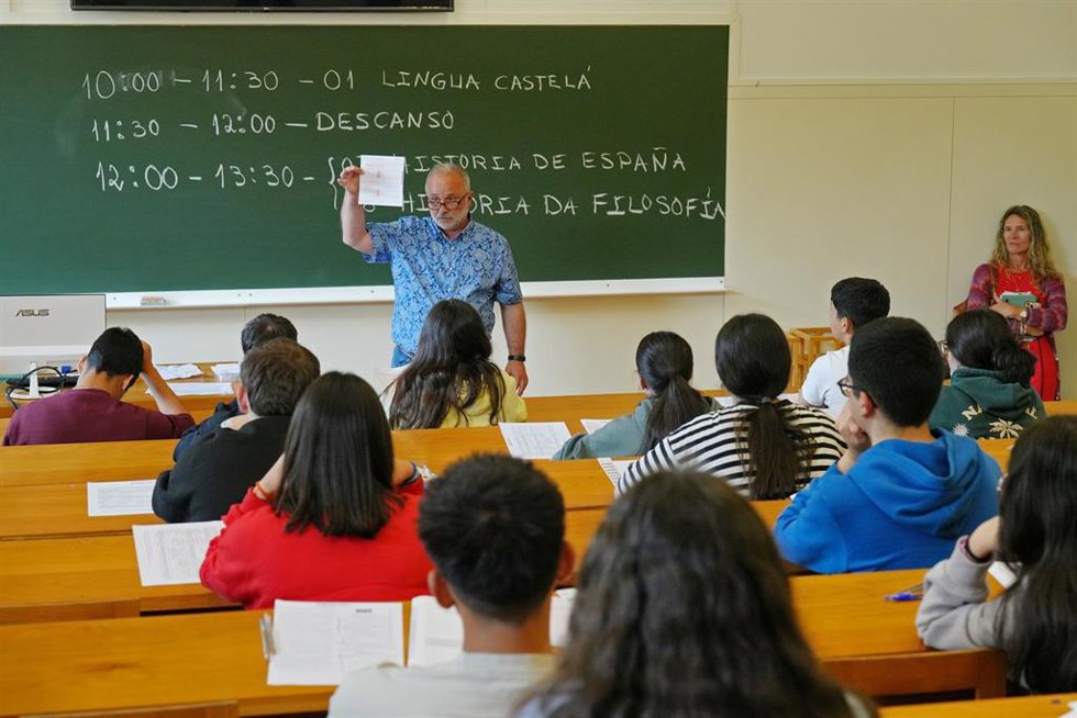 Alumnos durante el primer día de selectividad en Galicia, a 3 de junio de 2025, en Santiago de Compostela, A Coruña, Galicia (España). Un total de 12.946 estudiantes gallegos están matriculados para participar, entre este martes y este jueves, 3, 4 y 5 