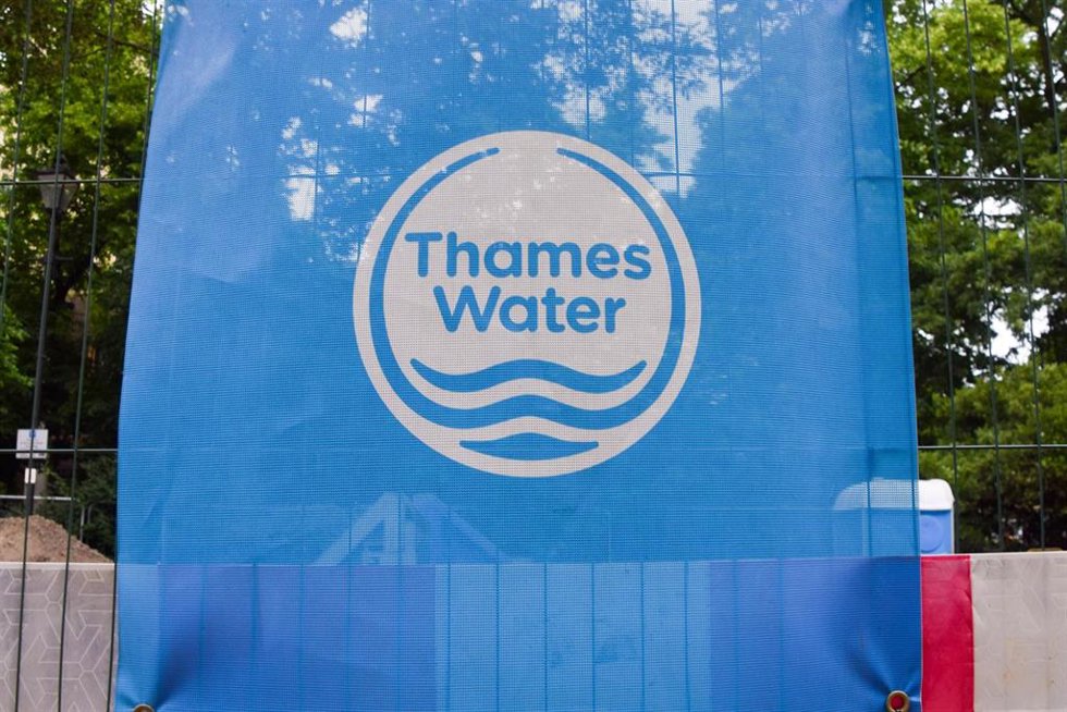 28 May 2025, United Kingdom, London: General view of a Thames Water sign at a pipe replacement site. British utility Thames Water has been fined 122.7 million ($165.3 million) after two investigations into wastewater and dividend payments, in the large