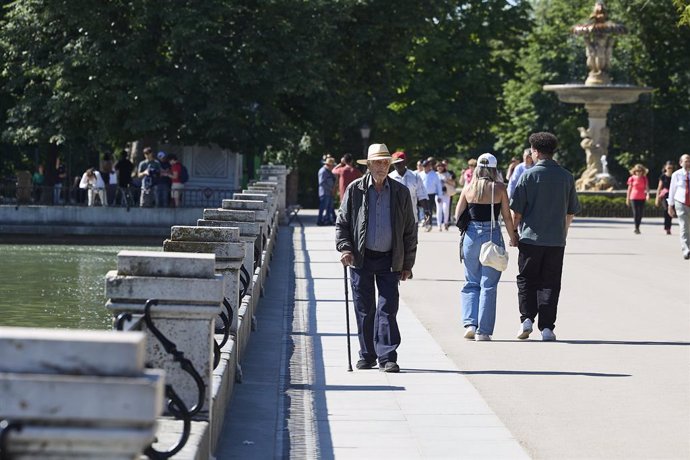 Ciudadanos se refrescan en el parque del Retiro durante la jornada de hoy debido al aumento de las temperaturas, a 27 de mayo de 2025, en Madrid (España). Las temperaturas máximas aumentarán este martes en casi toda la Península hasta un máximo de 36 a 38