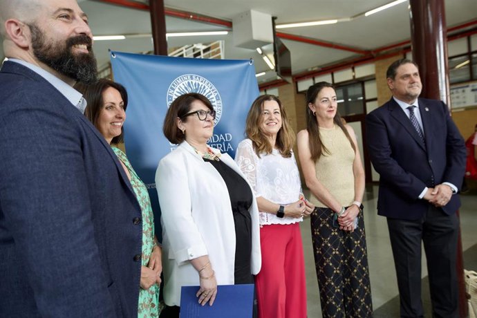 En el centro, la consejera de Desarrollo Educativo y Formación Profesional de la Junta de Andalucía, Carmen Castillo, asiste al inicio de las pruebas de acceso a la universidad (PAU) en la Universidad de Almería (UAL).