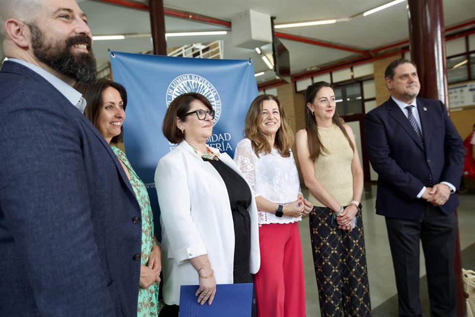 En el centro, la consejera de Desarrollo Educativo y Formación Profesional de la Junta de Andalucía, Carmen Castillo, asiste al inicio de las pruebas de acceso a la universidad (PAU) en la Universidad de Almería (UAL).