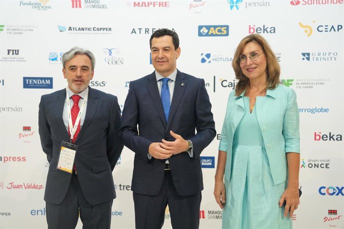 El presidente de la Junta de Andalucía, Juanma Moreno (c.), este martes en la inauguración del congreso del Consejo Empresarial Alianza por Iberoamérica (Ceapi), en Sevilla