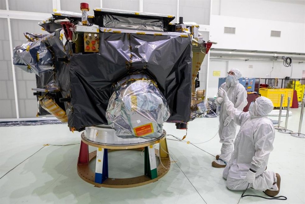 Los técnicos retiran las cubiertas protectoras de la sonda IMAP (Interstellar Mapping and Acceleration Probe) de la NASA dentro de la bahía alta en la Instalación de Operaciones Espaciales Astrotech, cerca del Centro Espacial Kennedy
