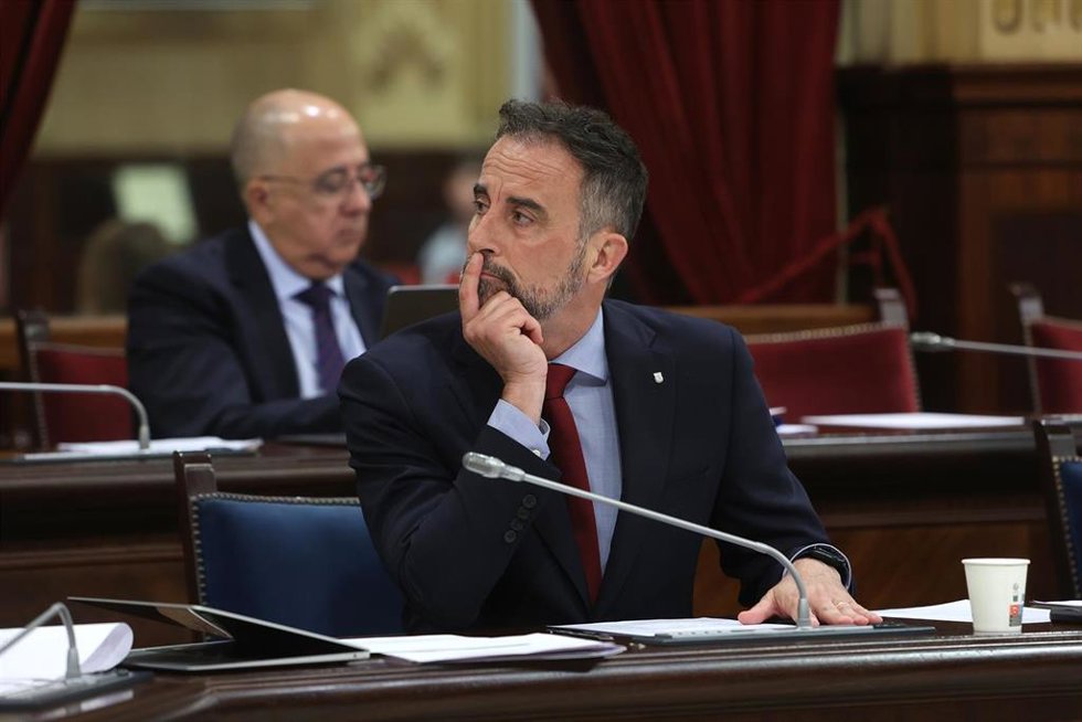El conseller de vivienda, Territorio y Movilidad, José Luis Mateo, durante una sesión de control al Govern balear, a 20 de mayo de 2025, en Palma de Mallorca, Mallorca, Baleares (España).