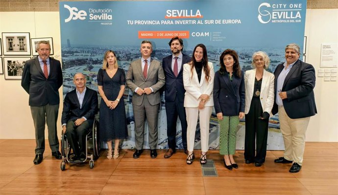 Foto de familia tras la presentación del proyecto 'Sevilla, tu provincia para invertir al Sur de Europa' en la sede del COAM.