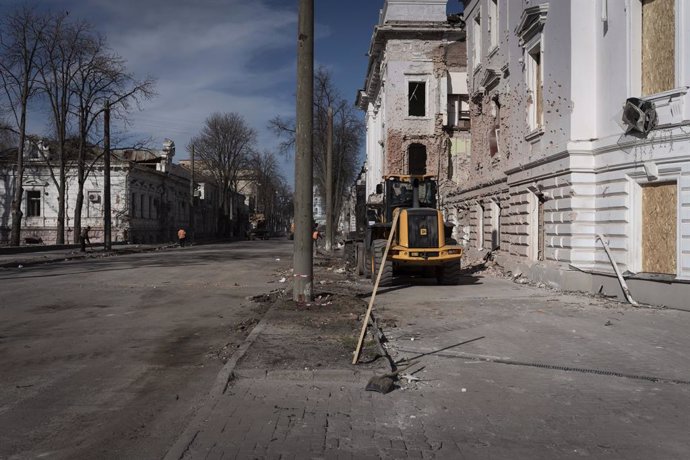 Archivo - 14 April 2025, Ukraine, Sumy: An empty street in Sumy bearing the scars of recent Russian missile strikes which killed 35 people according to officials. Photo: Edoardo Marangon/ZUMA Press Wire/dpa