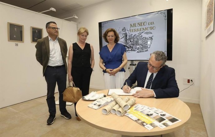 El presidente de la Diputación de Alicante, Toni Pérez, visita el Museo del Terremoto de Almoradí