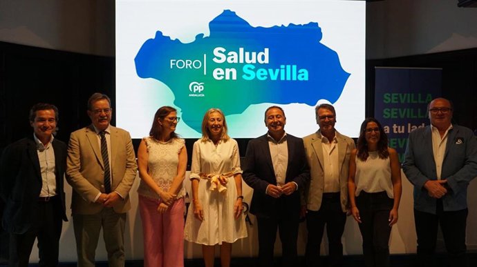 Foro de familia durante el foro sobre sanidad, con la consejera de Salud en el centro.