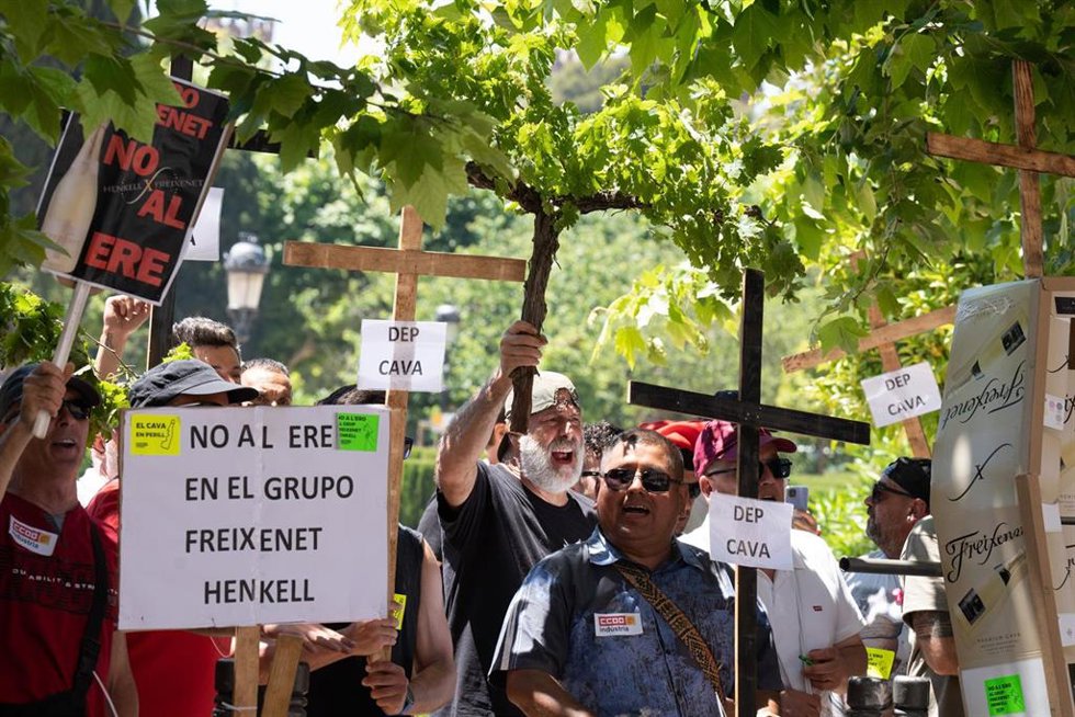 Un grupo de personas en una concentración frente al Parlament de Catalunya, para denunciar los 180 despidos anunciados por el grupo Freixenet, a 29 de mayo de 2025, en Barcelona, Catalunya (España). El ERE de Freixenet implica el despido de 180 trabajad
