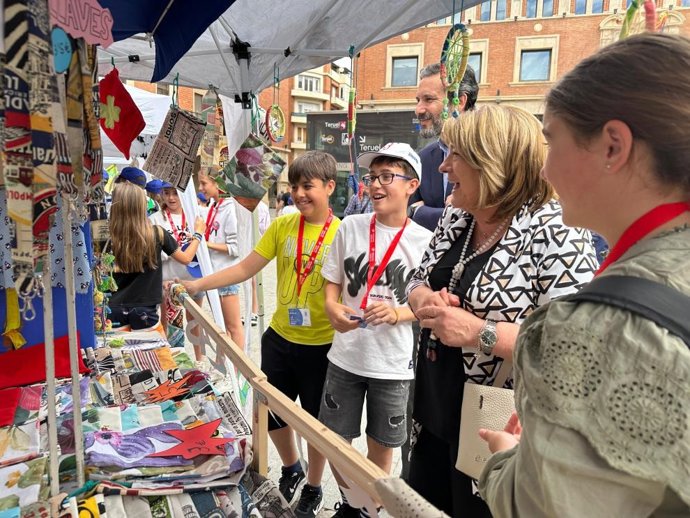 La consejera de Educación, Tomasa Hernández, ha participado en el mercado de 'Aprendiendo a emprender',que se ha celebrado en Teruel.