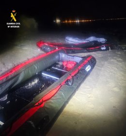 Embarcaciones semirrígidas intervenidas por la Guardia Civil en un operativo contra el petaqueo a narcolanchas en Tarifa