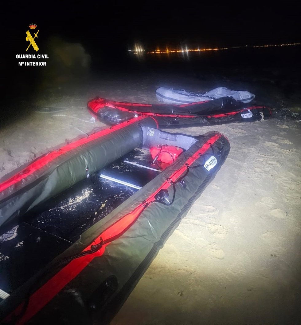 Embarcaciones semirrígidas intervenidas por la Guardia Civil en un operativo contra el petaqueo a narcolanchas en Tarifa
