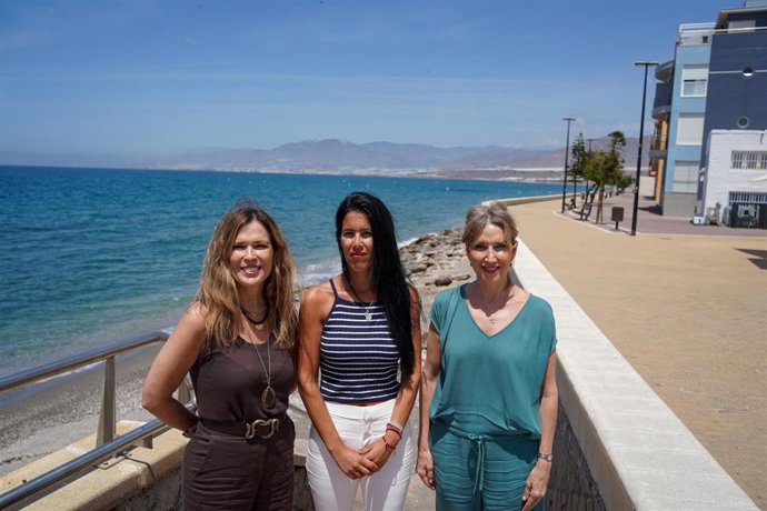 Julia Ibáñez y Ana Martínez Labella, junto a Yasmina Ferrón, presidenta de la Junta Local de Balerma, durante su visita a la playa de este núcleo de El Ejido (Almería).
