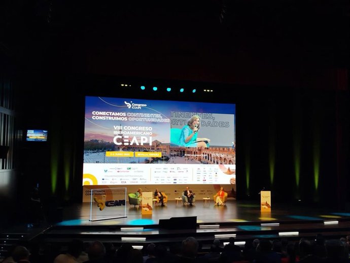 Panel inaugural 'Conectamos continentes, construimos oportunidades'.