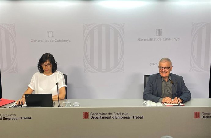 El secretario de Trabajo de la Generalitat, Paco Ramos, y la directora del Observatori del Treball i Model Productiu, Manuela Redondo