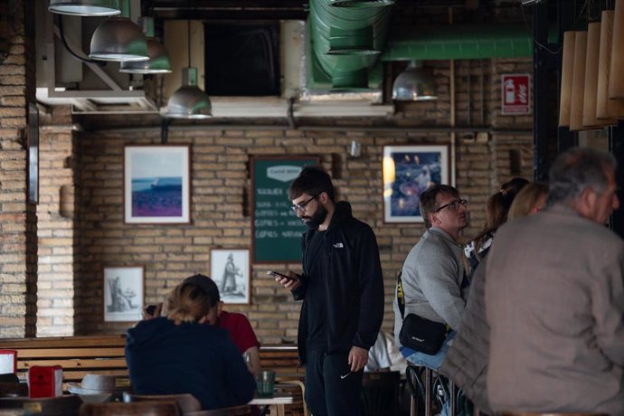 Archivo - Varias personas en el interior de una cafetería, a 28 de abril de 2025, en Barcelona, Cataluña (España).