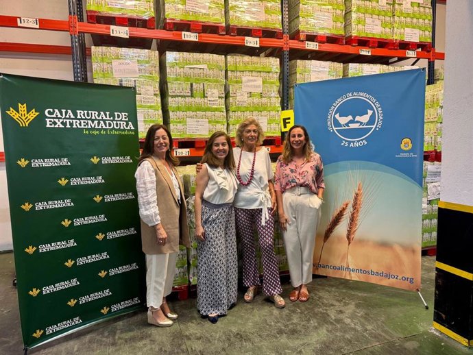 Responsables de Caja Rural de Extremadura entregan 20.000 litros de leche al Banco de Alimentos de Badajoz