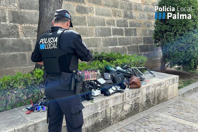 Un agente de la Policía Local de Palma decomisa artículos falsificados