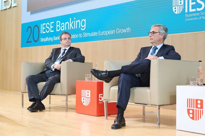 El presidente de Ibercaja, Francisco José Serrano (I), y el presidente de Unicaja, José Sevilla (D), durante una nueva edición del Encuentro del Sector Bancario, a 3 de junio de 2025, en Madrid (España).