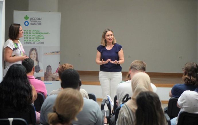 La consejera de Política Social, Conchita Ruiz, durante su visita a la Fundación Acción contra el Hambre
