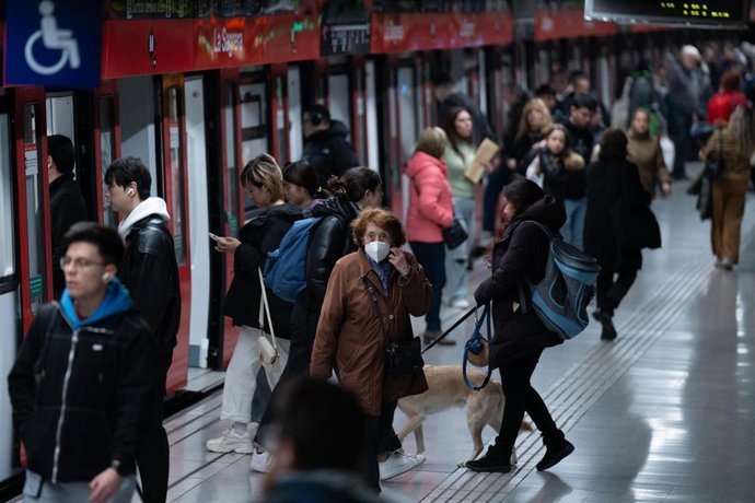 Archivo - Varias personas en el metro, a 22 de enero de 2025, en Barcelona, Catalunya (España). 