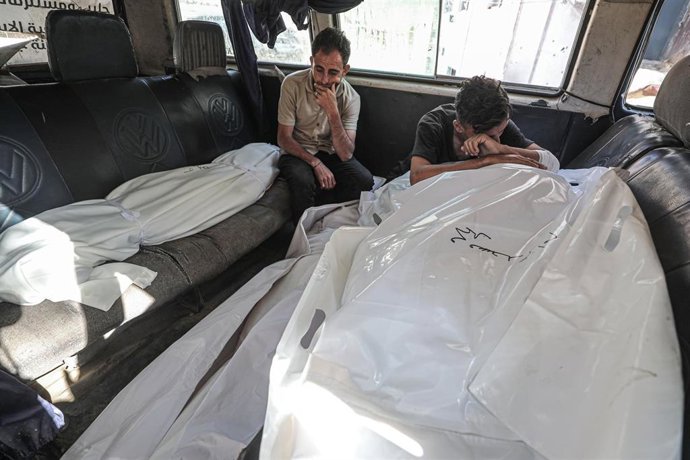 Palestinos junto a varios cadáveres tras un ataque perpetrado por el Ejército de Israel contra Yabalia, en el norte de la Franja de Gaza (archivo)