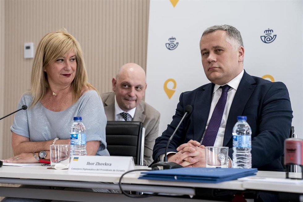 Archivo - La ex directora de Relaciones Institucionales y Filatelia de Correos Leire Díez Castro (1i), y el Consejero Diplomático del Presidente de Ucrania, Igor Zhovka (1d), a  30 de mayo de 2022, en Madrid (España)