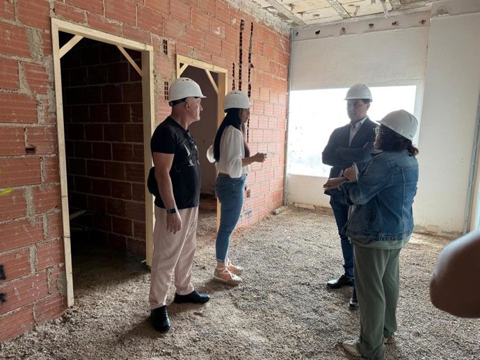 Imagen de la visita a la nueva comisaría de Policía Local en La Manga del Mar Menor