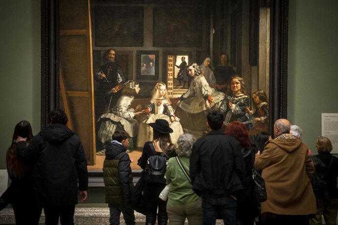 Archivo - Varias personas contemplan el cuadro de Velázquez 'Las Meninas' en una visita al Museo del Prado de noche, a 4 de marzo de 2023, en Madrid (España). 
