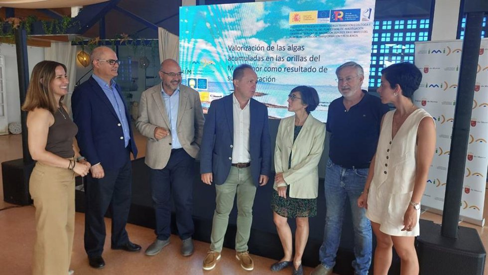 El director general del Mar Menor, Víctor Serrano, y el director del Instituto Murciano de Investigación y Desarrollo Agrario y Medioambiental (IMIDA), Andrés Martínez, junto a los investigadores en la Jornada del proyecto Algarikón