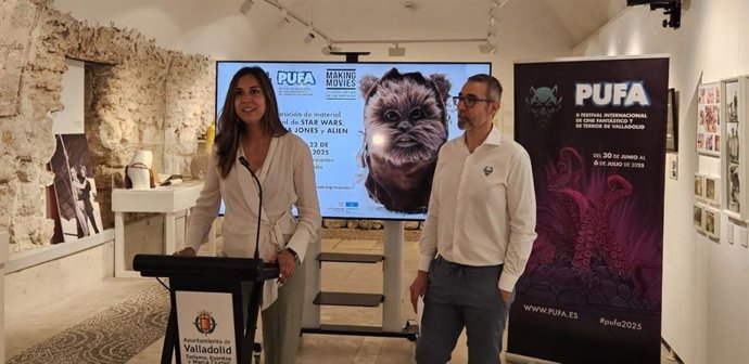 La concejala de Turismo, Eventos y Marca Ciudad, Blanca Jiménez, junto al codirector de PUFA, David Pérez, en la presentación de la exposición 'Making movies: un viaje detrás de las cámaras' en la sala San Benito de Valladolid