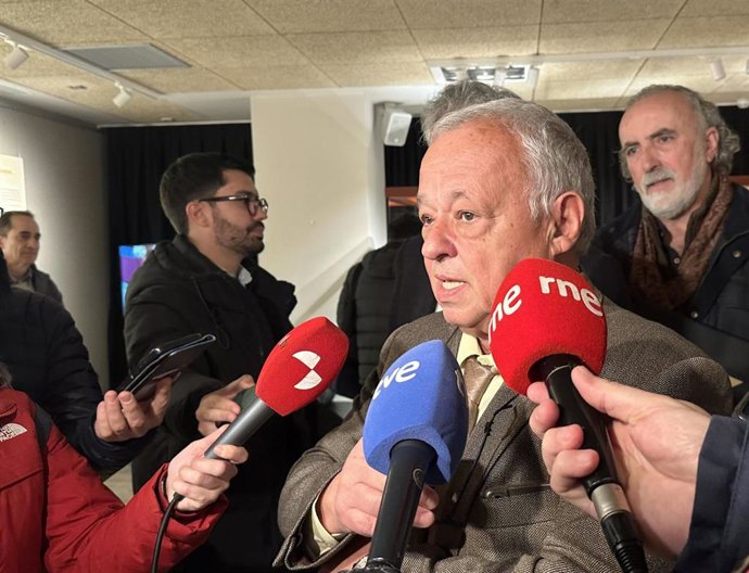 Archivo - El consejero de Cultura, Turismo y Deporte, Gonzalo Santonja, en una atención a medios.