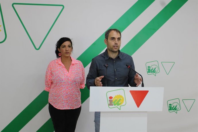 El coordinador general de IU Andalucía y diputado en el Congreso, Toni Valero, y la coordinadora provincial de IU Málaga, Toni Morillas, en rueda de prensa