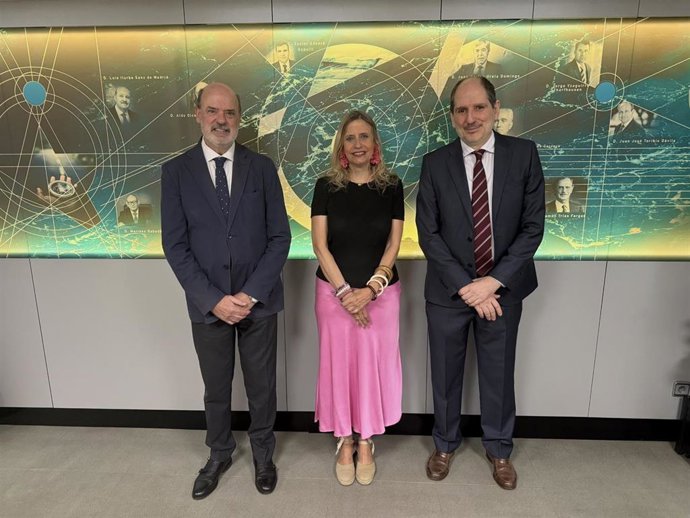 Alfredo Jiménez, secretario general del Instituto Español de Analistas; Lola Solana, presidenta del Instituto Español de Analistas; y José Ignacio Arenzana, director de análisis y estudios del Instituto Español de Analistas.