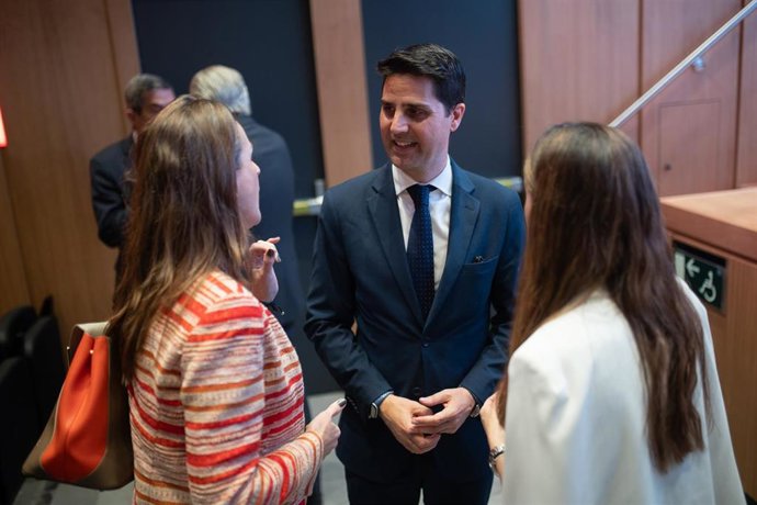 El consejero de Educación, Ciencia y Universidades de la Comunidad de Madrid, Emilio Viciana, durante un Desayuno Madrid organizado por Europa Press, en el Auditorio Meeting Place, a 26 de mayo de 2025, en Madrid (España).