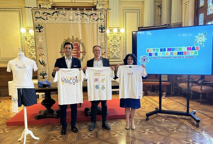 De izquierda a derecha: el CEO de Solera, Jaime Curiel; el concejal de Comercio del Ayuntamiento de Valladolid, Víctor Martín; y la presidenta de Autismo Valladolid, Conchi Galván.