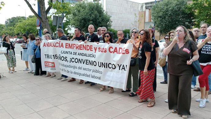 CCOO se moviliza para insistir en "la necesidad" de renovar el convenio de Andalucía Emprende "tras 16 años de bloqueo"