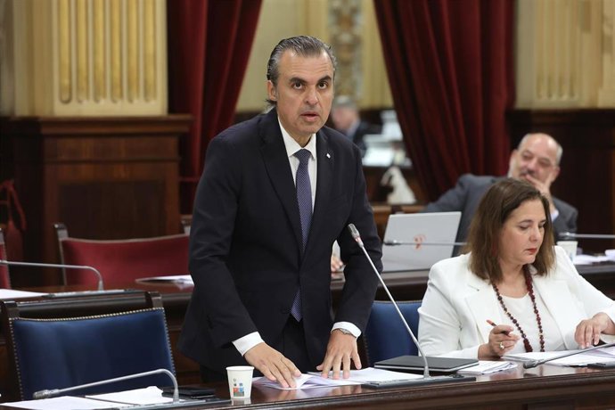 El conseller de Educación y Universidades, Antoni Vera, durante una sesión de control al Govern balear.