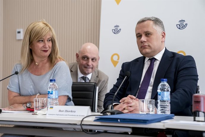 Archivo - Arquivo - A Diretora de Relações Institucionais e Filatelia, Leire Díez Castro (1i), e o Conselheiro Diplomático do Presidente da Ucrânia, Igor Zhovka (1d), durante a apresentação de um selo dedicado à Ucrânia, no Edifício Clara Campoamor Conde.