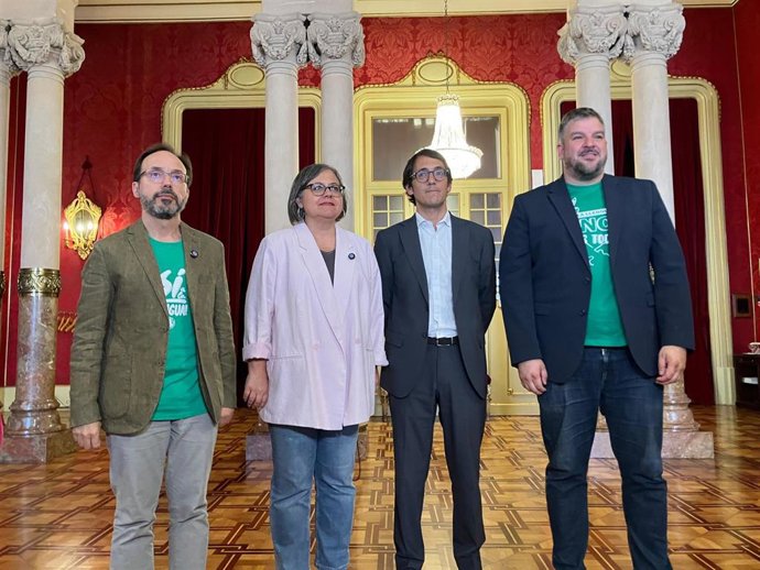 Los portavoces del PSIB, Iago Negueruela; MÉS per Mallorca, Lluis Apesteguia; Més per Menorca, Josep Castells; y Unidas Podemos, Cristina Gómez, en declaraciones a los medios de comunicación durante el transcurso del pleno del Parlament.