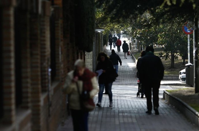Archivo - Gente paseando, paseo, caminando, andando