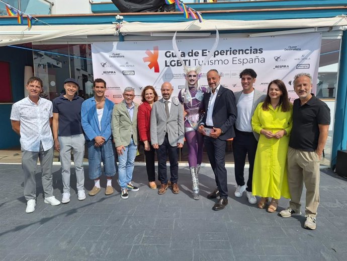 El subdelegado del Gobierno, entre otros, en la presentación de la primera Guía de Experiencias Turísticas Lgtbi