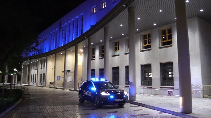 Coche de la Policía Nacional en la puerta de la Comisaría de Málaga.