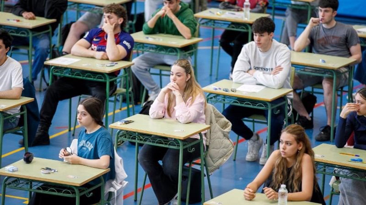 La PAU comienza  con total normalidad y sin incidencias  en La Rioja, con 1.593 alumnos presentados al primer examen