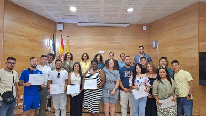 El subdelegado de la Junta de Andalucía en el Campo de Gibraltar, Javier Ros, junto con el concejal de Fomento Económico y Empleo del Ayuntamiento de Algeciras (Cádiz), Álvaro Márquez, clausuran curso de Formación y Empleo