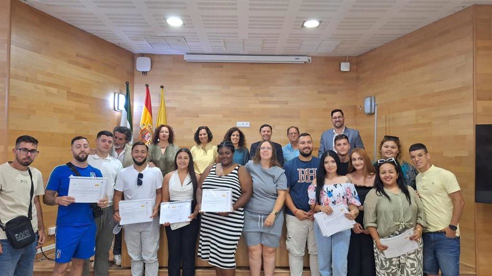 El subdelegado de la Junta de Andalucía en el Campo de Gibraltar, Javier Ros, junto con el concejal de Fomento Económico y Empleo del Ayuntamiento de Algeciras (Cádiz), Álvaro Márquez, clausuran curso de Formación y Empleo